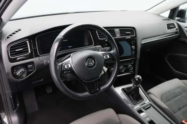 Volkswagen Golf (2017) thumbnail 3