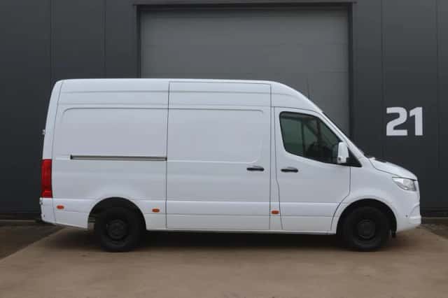 Mercedes-Benz Sprinter (2023) thumbnail 1