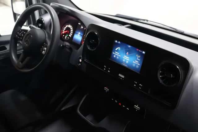 Mercedes-Benz Sprinter (2023) thumbnail 3