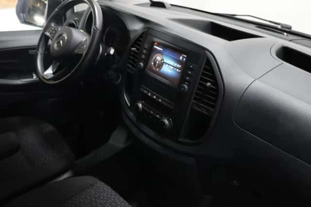 Mercedes-Benz Vito (2023) thumbnail 3