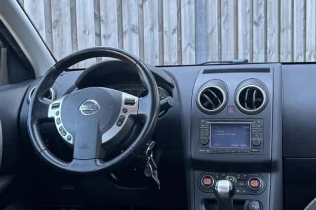 Nissan Qashqai (2010) thumbnail 2