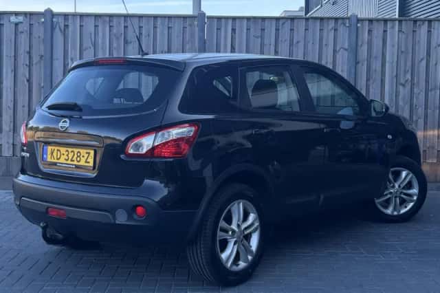 Nissan Qashqai (2010) thumbnail 3