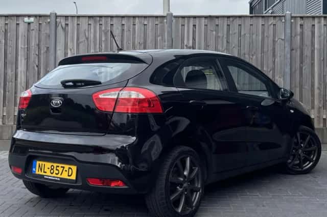 Kia Rio (2013) thumbnail 3