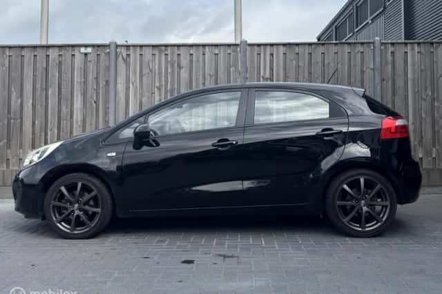 Kia Rio (2013) thumbnail 6
