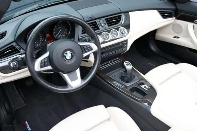 BMW Z4 (2010) thumbnail 2