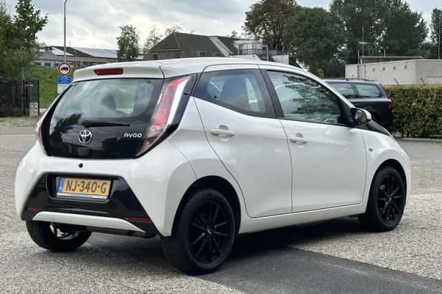 Toyota Aygo (2017) thumbnail 4