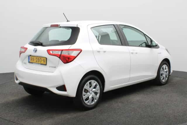 Toyota Yaris (2018) thumbnail 2