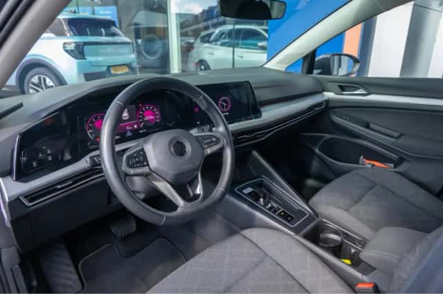 Volkswagen Golf (2022) thumbnail 2