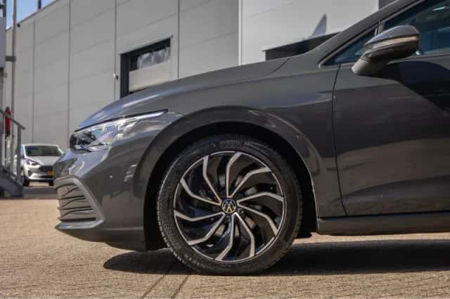 Volkswagen Golf (2022) thumbnail 6