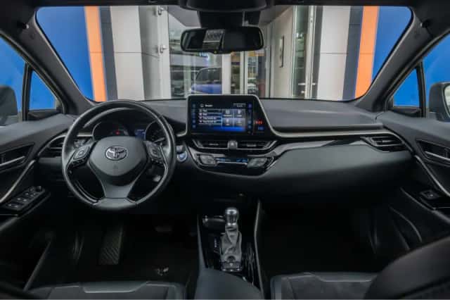 Toyota C-HR (2019) thumbnail 2