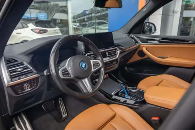 BMW iX3 (2022) thumbnail 2