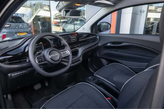 Fiat 500C (2023) thumbnail 2
