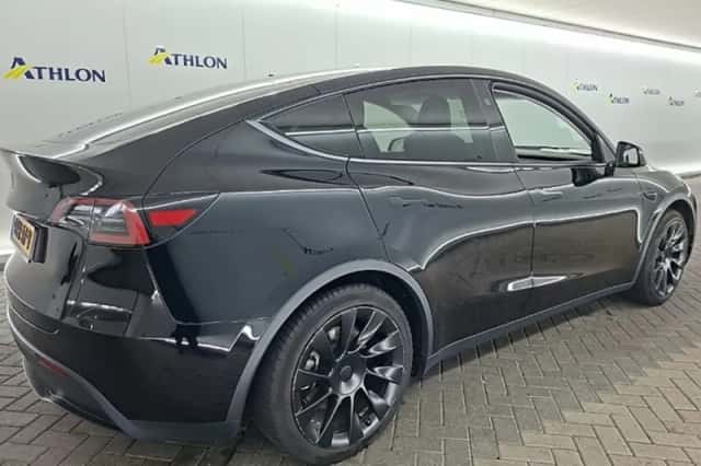 Tesla Model Y (2024) thumbnail 3