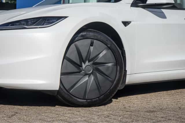 Tesla Model 3 (2026) thumbnail 3
