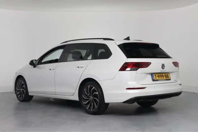 Volkswagen Golf (2023) thumbnail 3