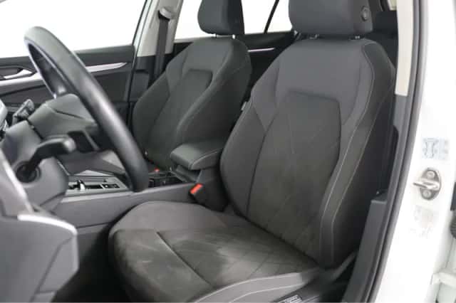 Volkswagen Golf (2023) thumbnail 6