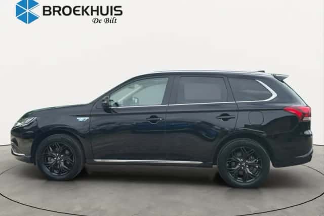 Mitsubishi Outlander (2021) thumbnail 2