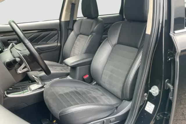 Mitsubishi Outlander (2021) thumbnail 5