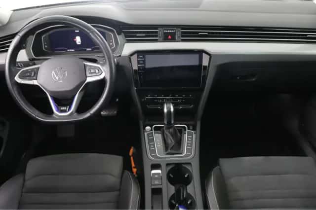 Volkswagen Passat (2021) thumbnail 2