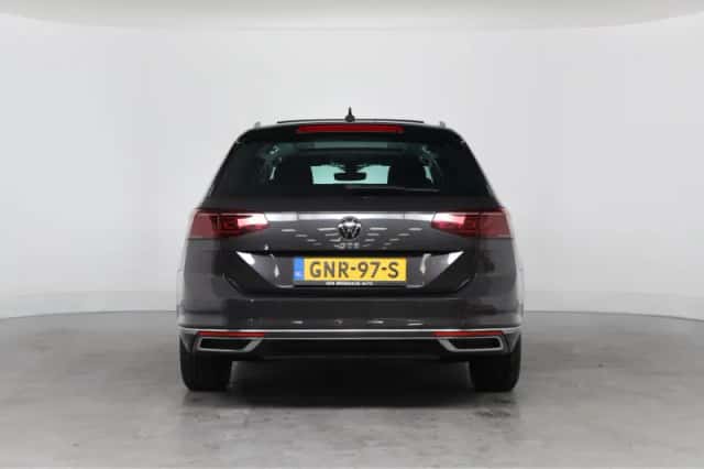 Volkswagen Passat (2021) thumbnail 3