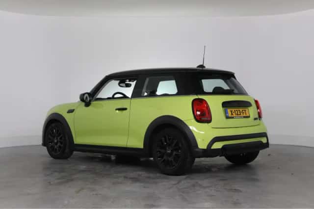MINI Cooper (2023) thumbnail 3
