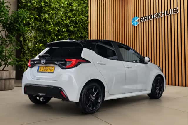 Toyota Yaris (2022) thumbnail 2