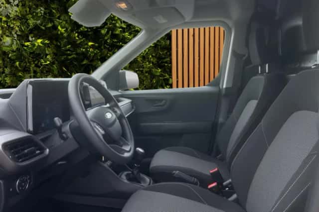 Ford Transit Courier (2024) thumbnail 3