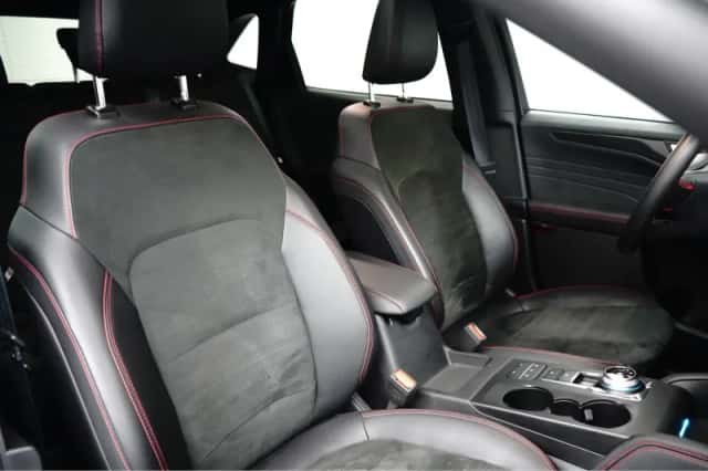 Ford Kuga (2023) thumbnail 4