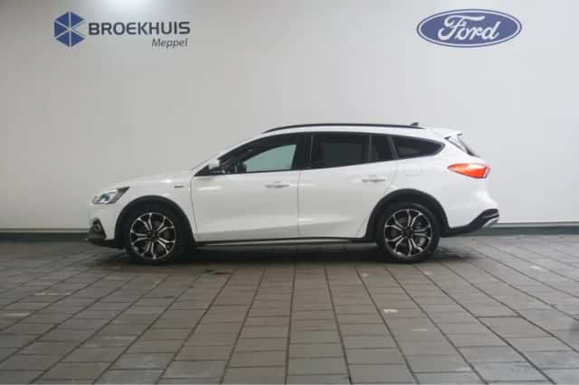 Ford Focus (2021) thumbnail 3