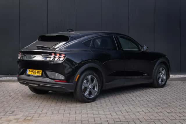 Ford Mustang Mach-E (2022) thumbnail 2