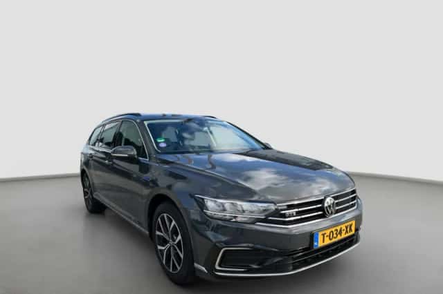 Volkswagen Passat (2021) thumbnail 2