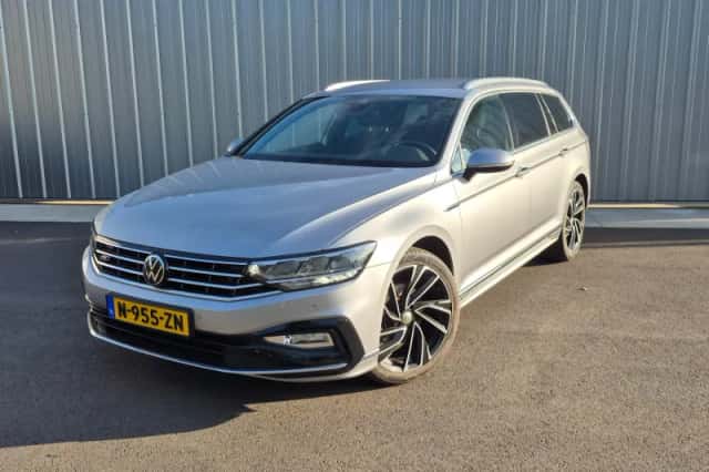 Volkswagen Passat (2021) thumbnail 1
