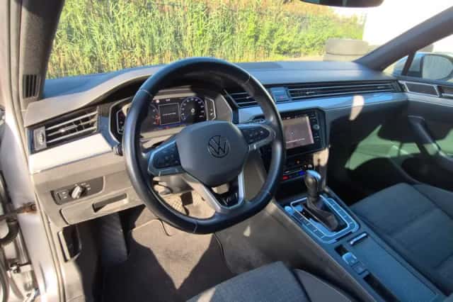 Volkswagen Passat (2021) thumbnail 2