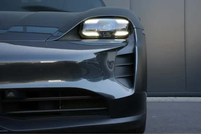 Porsche Taycan (2020) thumbnail 3
