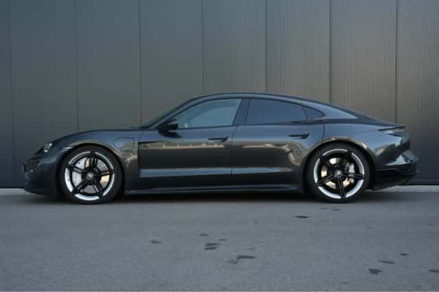 Porsche Taycan (2020) thumbnail 4