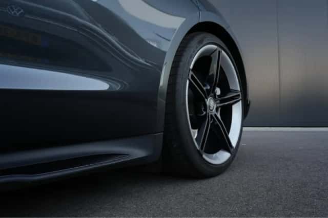 Porsche Taycan (2020) thumbnail 5