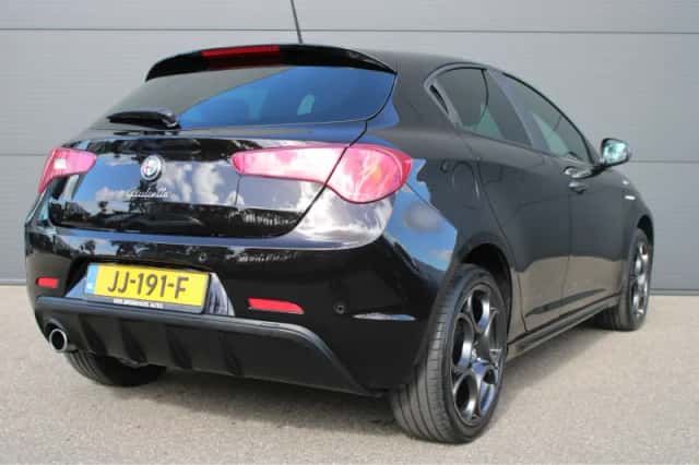 Alfa Romeo Giulietta (2016) thumbnail 2