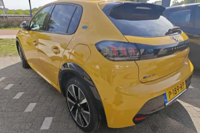 Peugeot e-208 (2022) thumbnail 4