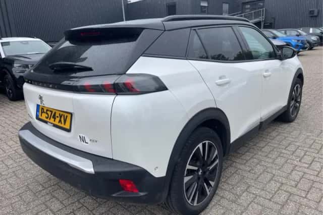 Peugeot e-2008 (2022) thumbnail 3