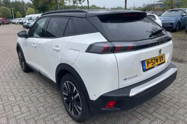 Peugeot e-2008 (2022) thumbnail 4
