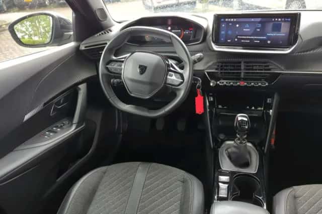 Peugeot 2008 (2024) thumbnail 5
