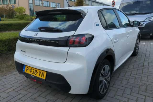 Peugeot e-208 (2022) thumbnail 3