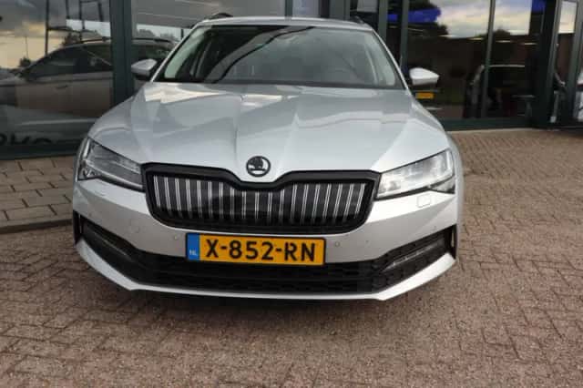 Škoda Superb (2021) thumbnail 3