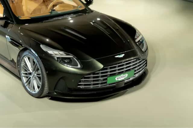 Aston Martin DB12 Volante (2024) thumbnail 4