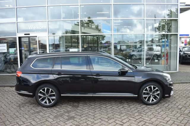 Volkswagen Passat (2021) thumbnail 2