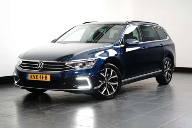 Volkswagen Passat (2022) thumbnail 1