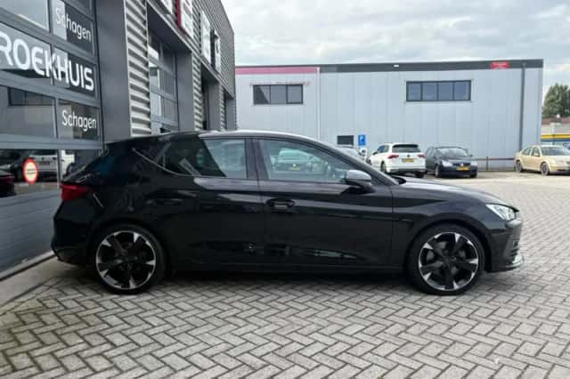 CUPRA Leon (2023) thumbnail 5