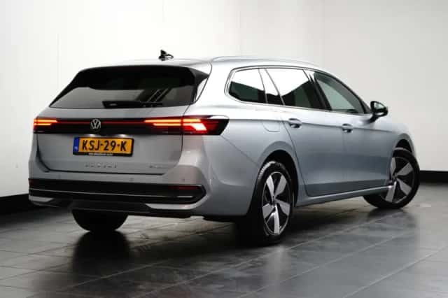 Volkswagen Passat (2025) thumbnail 4