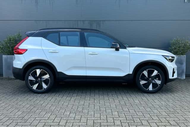 Volvo XC40 (2023) thumbnail 3