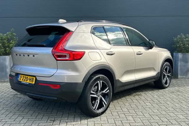 Volvo XC40 (2024) thumbnail 2